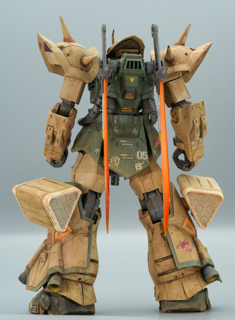 バックショット。二本のヒートサーベルがアクセントになってます。