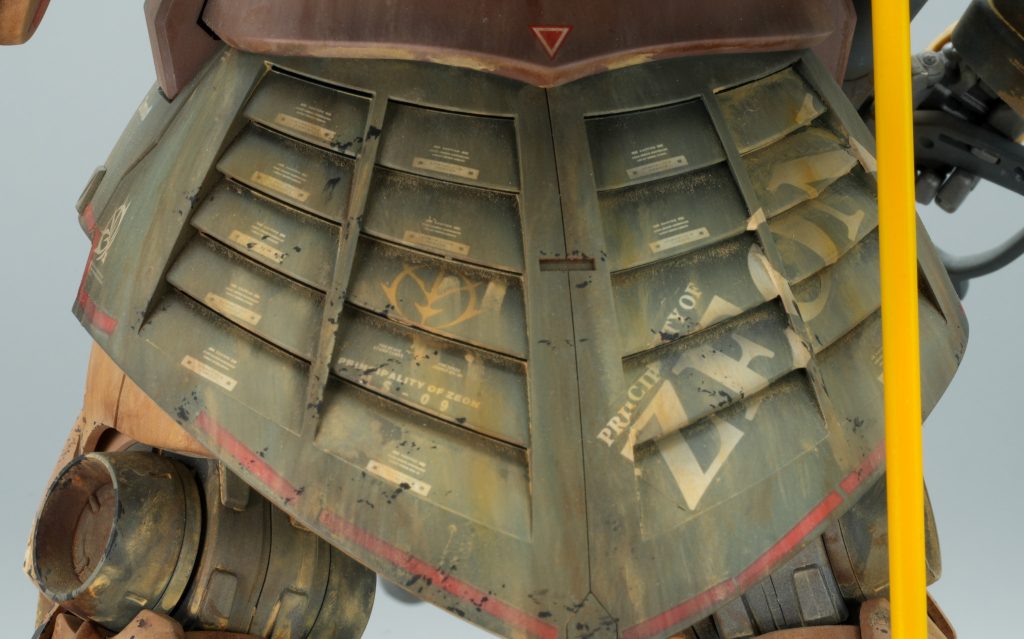 スカート部分にはダクトがいっぱいです。無理やりデカールを貼り付けましたが意外といい感じです。