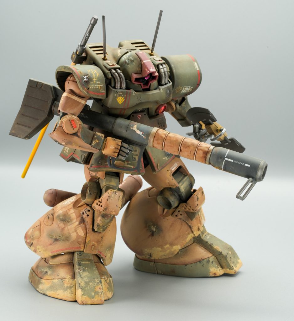 ホバー移動態勢。バズーカーの布？部分も塗り分けました。