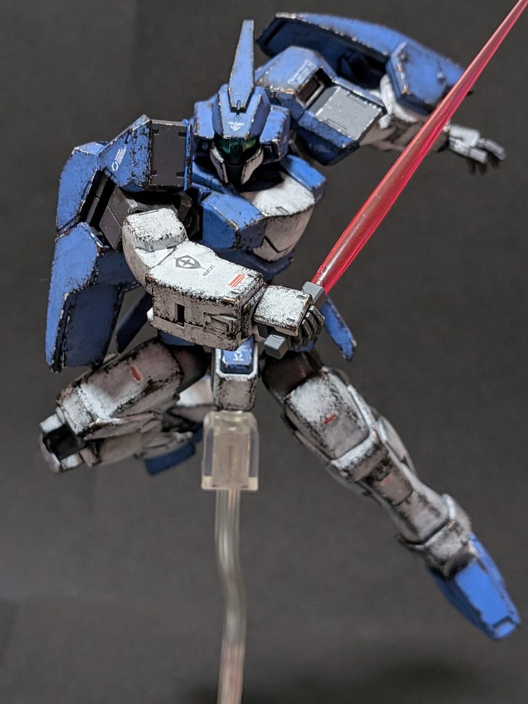 歴代ガンダムシリーズ量産機のカスタムMSで一番ビームサーベル装備が似合うと感じました。ガンダムですら苦戦していたのにヴェイガンの最新鋭機をスーパーパイロットのオブライトさんの技量が加わり長年の信頼と実績があるジェノアスシリーズがミックスし撃破とか胸熱展開でしたよ当時。