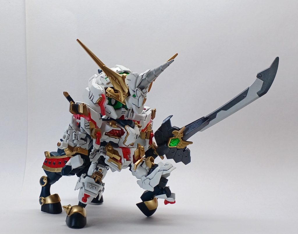 幻獣形態騎士ユニコーンの神獣モードがカッコいいので、武者バージョンを作りました。別パーツにした額の馬の頭を、二代目将ガンダムの麒麟児着装みたいに、デストロイモードの額に着けました。ケンタウロスパーツは騎士ガンダムそのままで、横に飾りを付けただけ。