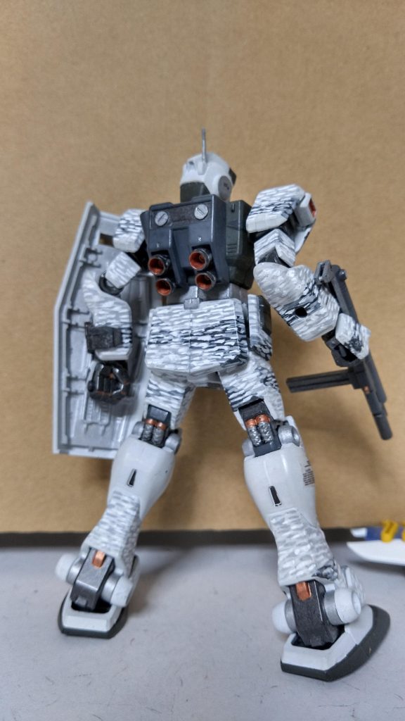 塗装は薄いグレーに白、ライトグレー、ダークグレーを重ね塗り。細部にメタル系を使用してアクセントを付けました。OVA１話のみに登場は勿体ない気がしますね。