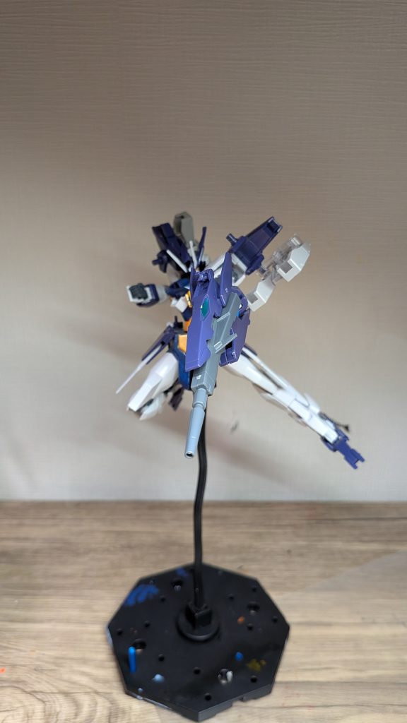 この機体はジョンのライジンバーニングの後継機として開発された機体です。格闘性能はなく、ビームライフルやサーベルなどベーシックの武装が使用されています。