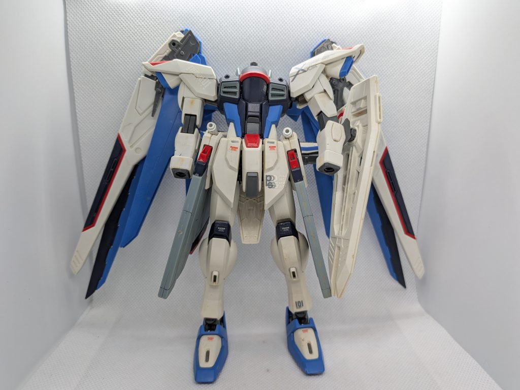 フリーダムと言えばMG版(1.0)をジャンク品をレストアベースに再生中です。肝心の頭部が欠損していますが…。ハンドパーツは純正じゃなくてもどうにかなるかな…。ウイングの外れているパーツは全部揃っておらず今の状態で取り付けると直ぐに外れてしまうので外して別に保管してあります。
