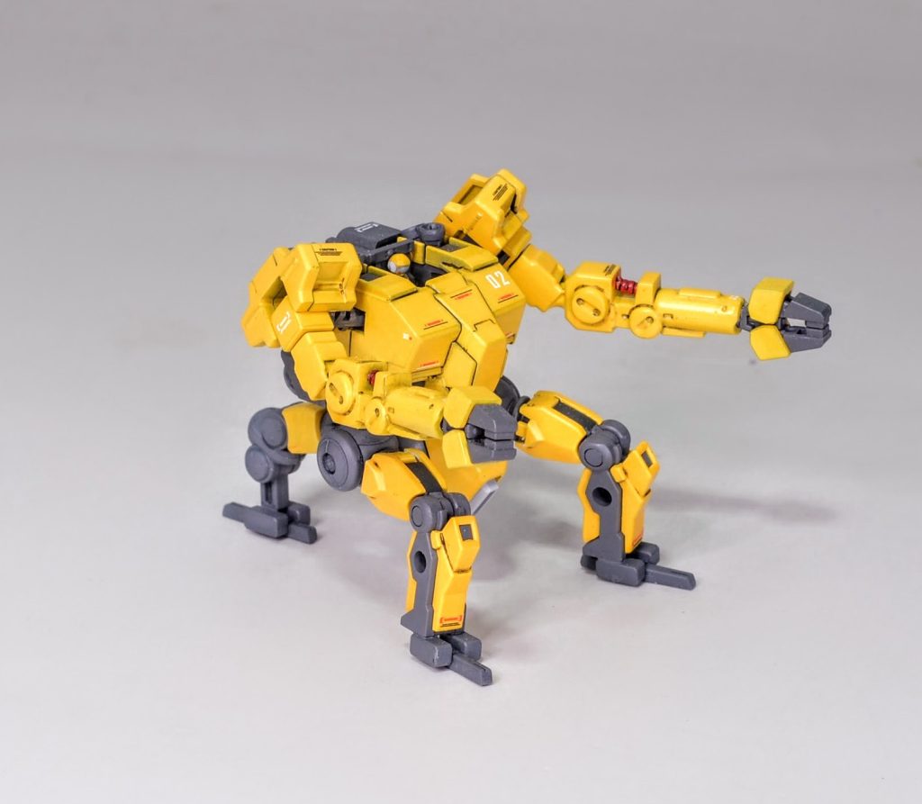 ３足で安定性が高く、長い腕部を使った作業が得意です