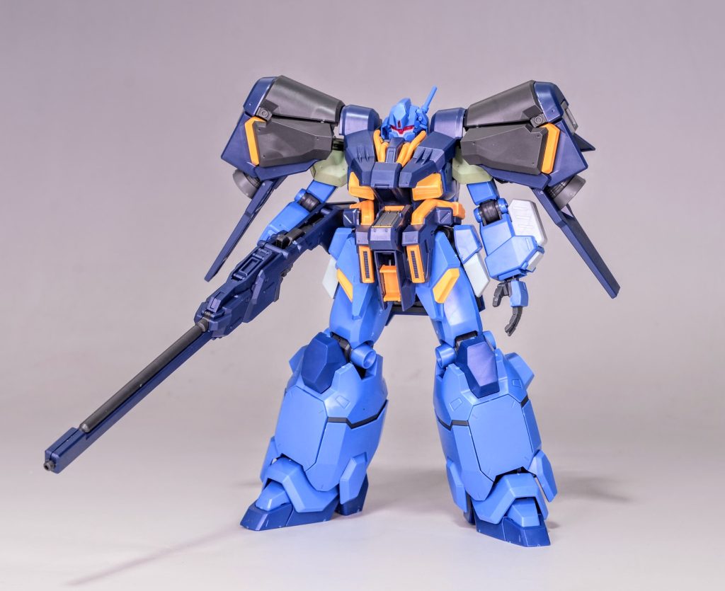 製作開始時の状態ですイカロスユニットはそのままではグスタフ・カールに装着できないので、胸部をかなり削りました肩もそのままだと干渉するのでジェガンD型のものに交換しました
