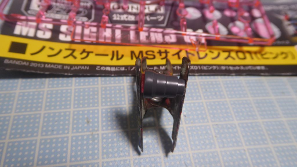 バズーカとライフルの各センサーにも市販クリアーパーツを使う予定でした。しかしマシンガン用のと違い曲面になっていて安定しないのと、貼っても厚みではみ出し不格好になると感じて付属シールに。手持ちの塗料で蛍光塗装するよりは現状ホイルシールの方が光沢感を出せるため、今回そのようにしました。