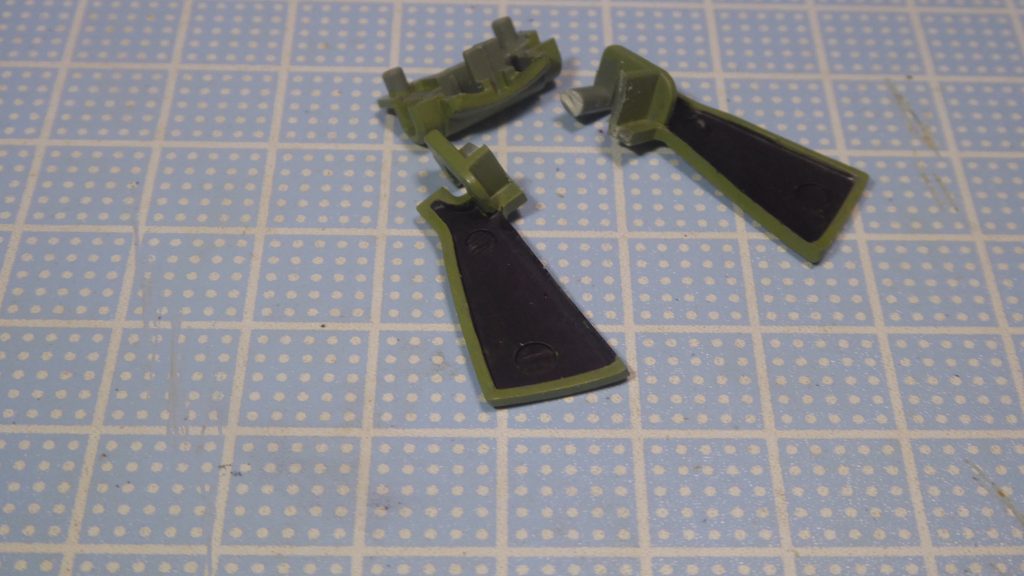 フロントスカートの分割は塗装後に気付いてやっていますが、中央で綺麗にカット出来なかったのが唯一の心残りですかね。裏側は黒く塗りつぶしました。