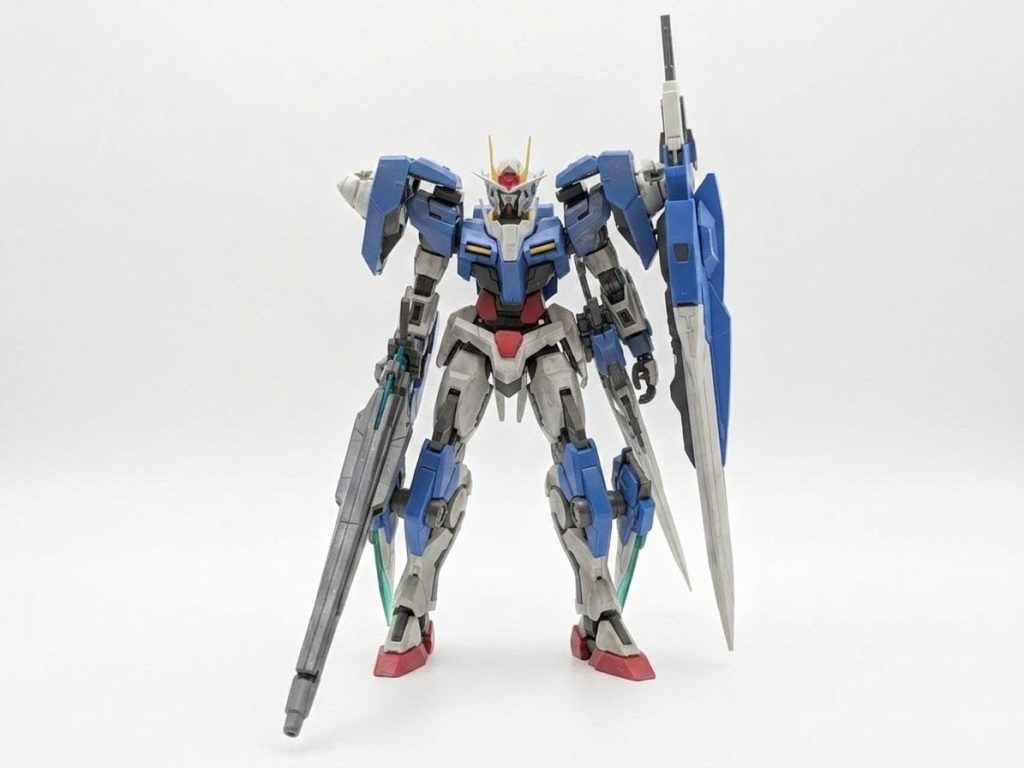 こちらはジャンク品をレストアベースに再生中のMG版となります。最近までダブルオーライザーのつもりで再生してましたがGNカタールを装着するためのヒザ装甲まわりがセブンソード用になっていました。それ以外は本体はダブルオーライザーと共通です。GNソードⅡショートのみ欠損しています…。あとGNソードⅡロングのマウント箇所が多分左右逆…。MG版はLEDで発光するギミックが有るのですがLEDはいくつか余っているので完成したら取り付けようと思います。大きいので普段使っている安物の撮影ブースに収まらない為、色々写り込んでしまったので背景をAIで無くしています…。