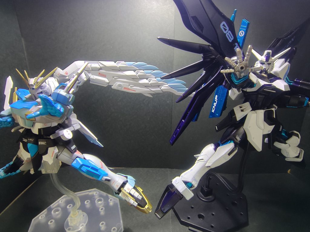 最後は初めて投稿したかなた専用機とのツーショットで〆！最推し機体を最推しVtuberカラーにしたい考えは前からあって、EG辺りで練習してからやる予定でしたが、去年12月本人の卒業の報告受けて、来年来る本人の誕生日で「あなたのおかげでこういう事出来る用になったよ」と伝えたいと思い至ったのが制作理由です。それからは誕生日という名の納期に間に合わせる為に必死で制作し、無事誕生日前に完成しました！久しぶりの投稿で長文となったと思いますが、ここまで読んでくださってありがとうございました！今後は積みプラを消化しつつEGとかで改造への挑戦もしていきたいです！