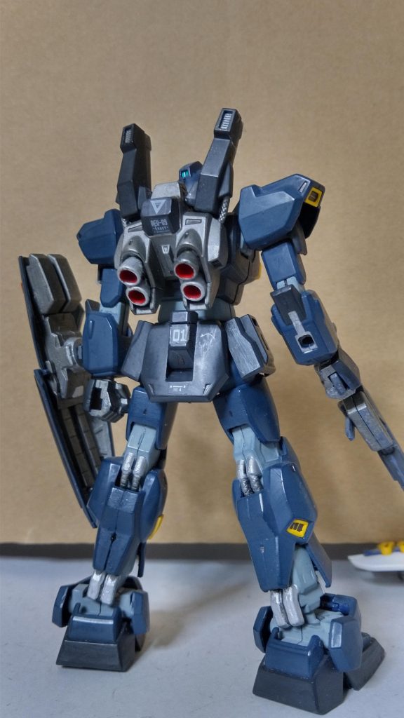 やはり足部がかなりデカい印象を受けます。背部バーニヤは他のアクセサリーキットを使用するか、薄く削ってやるとシャープになるかと。