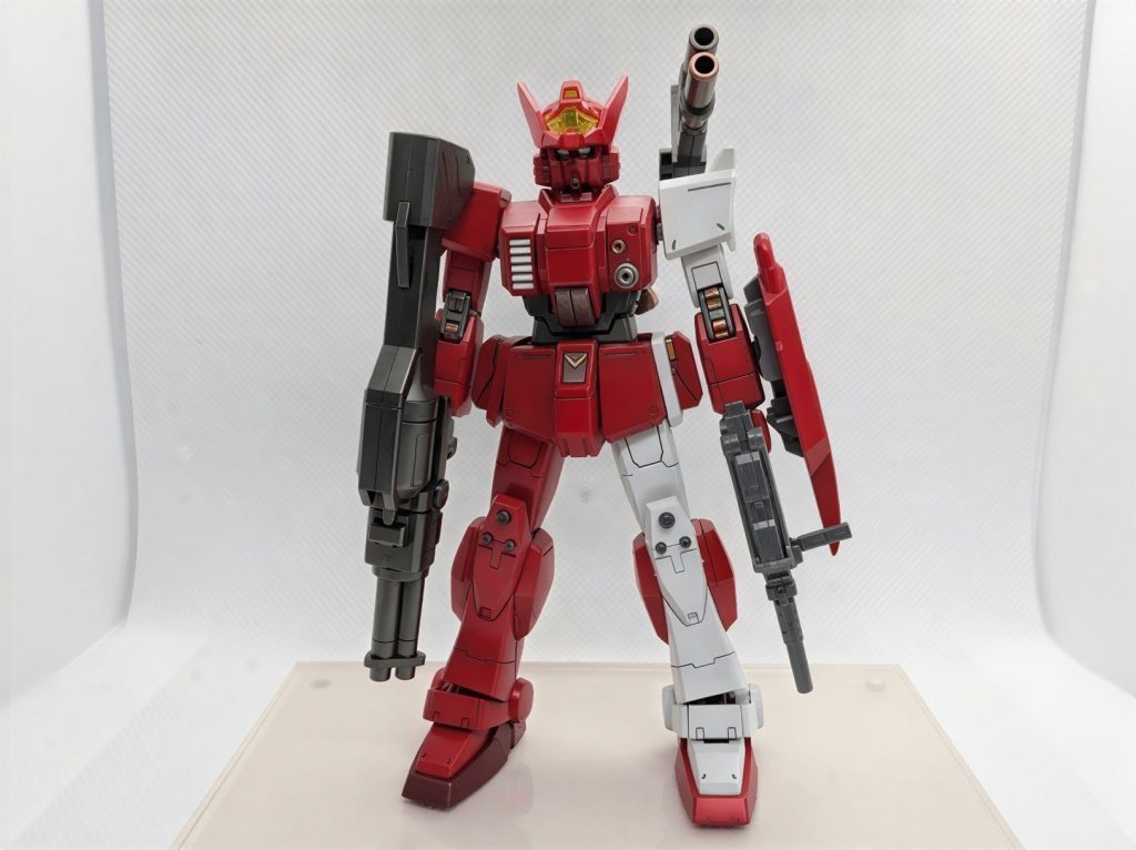 ガンダムRR。チームリーダーで陸戦型ガンダムを改修した機体らしいです。頭部のバイザーは可動し下に降ろすとジムっぽい感じになります。完成は2026年の3月です。