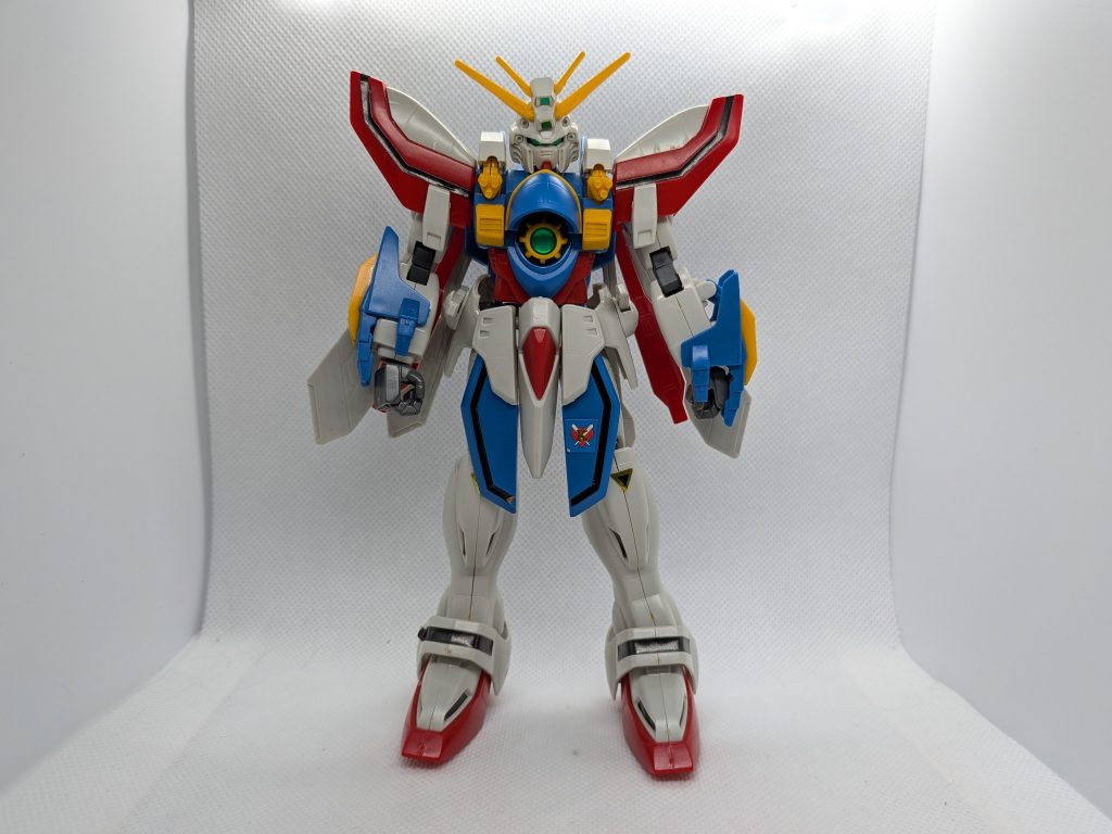 こちらはジャンク品をレストアベースに再生中の1/100のGガンダムです。1/100ですがグレードはHGとなっています。HG初期の頃はHGの定義がハッキリしてませんでした。一見するとパーツが揃っているかの様に見えますが…。