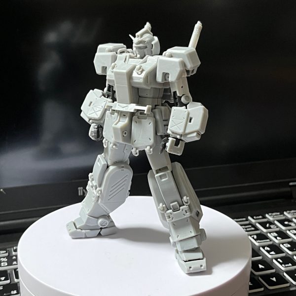 くどいようだが当方では「ガンダム」には鎧否定派である。しかしジムに対しては逆に肯定派である。必要性と系列的進化兼・局地戦装備開発の意義があるから。今回ALEXにジムに降りて来て頂く形で製作に入った訳ですがその過程でチョバム色を薄めつつ、当方のテーマである系列を語る為にはどうするか?が課題でした。結果こんな流れにしてみました。これならフルアーマーとか、ジムキャノンとかの流れに繋がりませんかねぇ…ねぇ?…あれ?(^^;)。動けるように少しスタイリッシュに、機動性を殺さないように、ノズル類のカバーは無駄だし、ガトリング使えないとかありえないのでそれぞれ開放型にしてあります。もちろん装着型なので、ヒンジにて解放・脱着できます。スペシャル感ではなく、使い捨て装備感を大切にしました。もう少しフィッティングするところが散見されますが、万が一お爺が急に疲れ倒れないうちにプレ公開しときます。どんなもんでしょ?…続く。(2枚目)