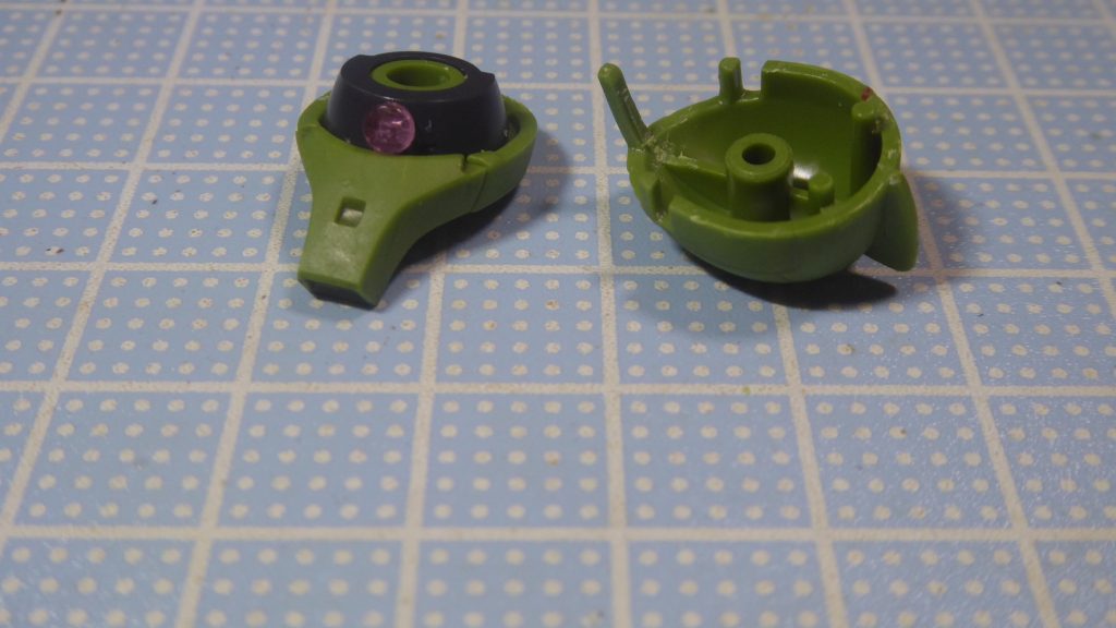 ザクⅠのモノアイ部もMSサイトレンズ01に変更したものの、どのサイズを使ってもそのままでは干渉で左右に可動しなくなるため、モノアイガード内側の干渉箇所を切削しました。薄く細くなって折れ易く、これでもギリギリ無理なく回せる限界点に感じたので可動時は慎重に扱います。