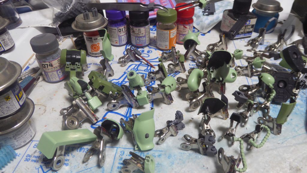 他にも、サイドスカート裏側・ショルダースパイクアーマー内・胴体内の腕関節周り・脚部下の裏側を黒く塗り、玩具感を低減させてみました。各ポージング画像には写っていない足裏のバーニア部も塗っています、ここは武器と同じ焼鉄色で。