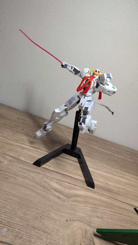 どちらにもサーベルが付属するのでポーズ決めやすいです。ってかこれにつけるならエクシアにつけてよ…