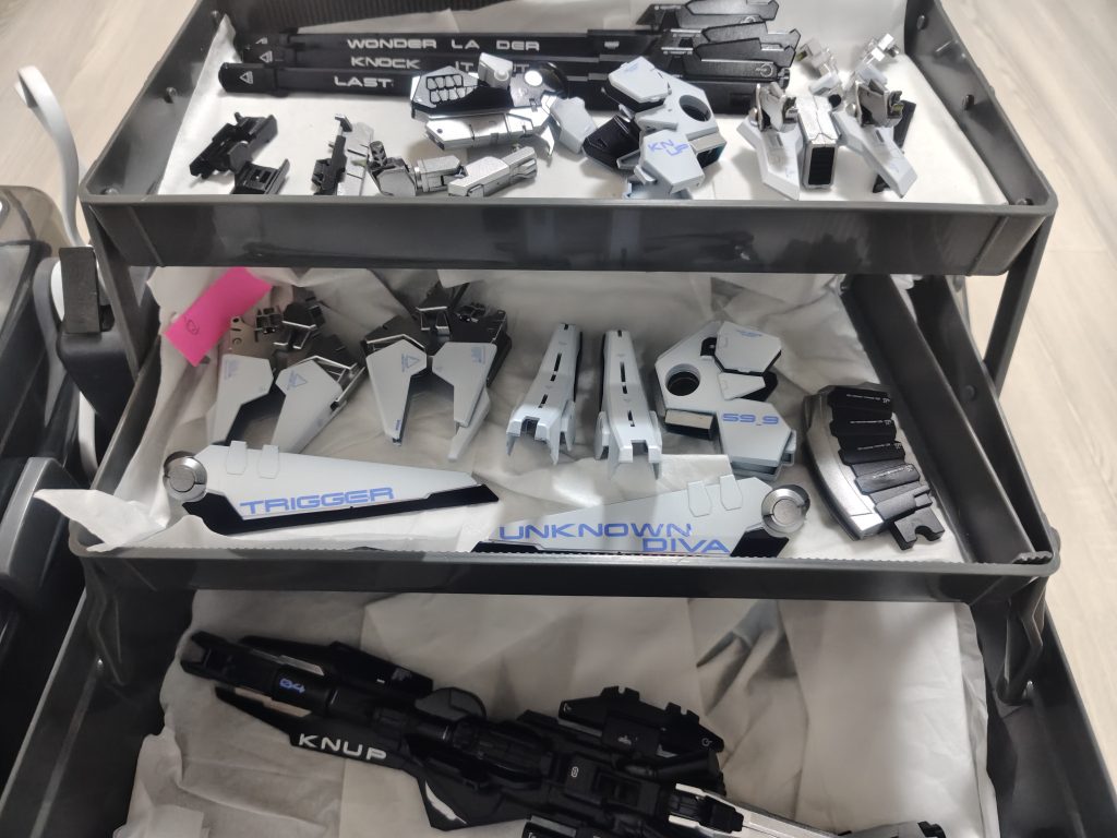 ゼウスシルエットだけですが、のデカール貼り終わっ直後の写真です！アルバム名を表現しようと思いたのはいいものの、同じ文字何回も使うわ、それに限って破れて、買い直す羽目になるわで色んなの意味で大変でした…幾ら掛かってしまっのか数えたくないですね…