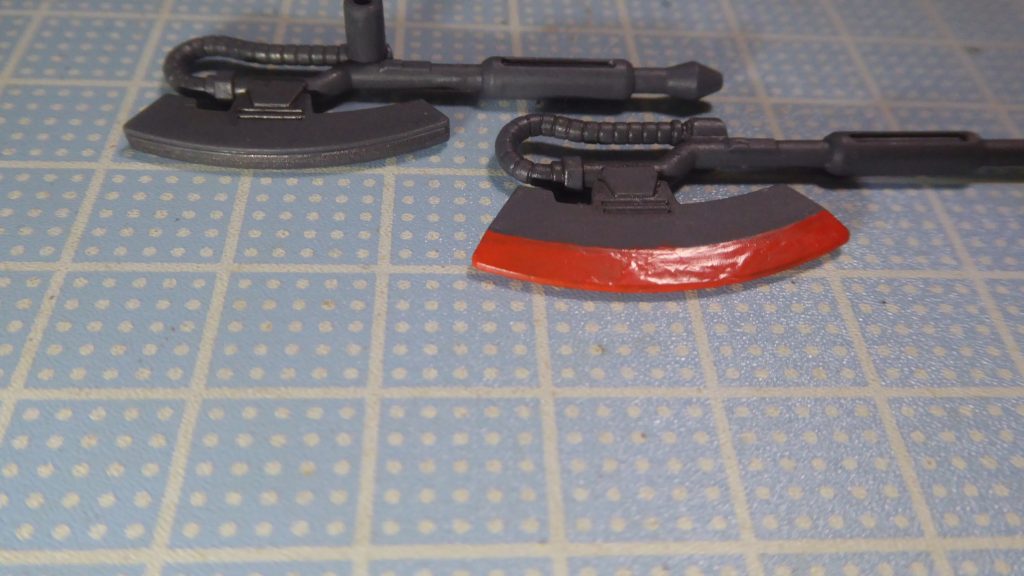 2本あるヒートホークの内、手持ち用のは赤熱表現に、格納用のは焼鉄色に、それぞれ塗装しました。敢えて斧二刀流にするのも面白そうですが、持たせると懸架用の3mm軸が気になって多分しないと思います。