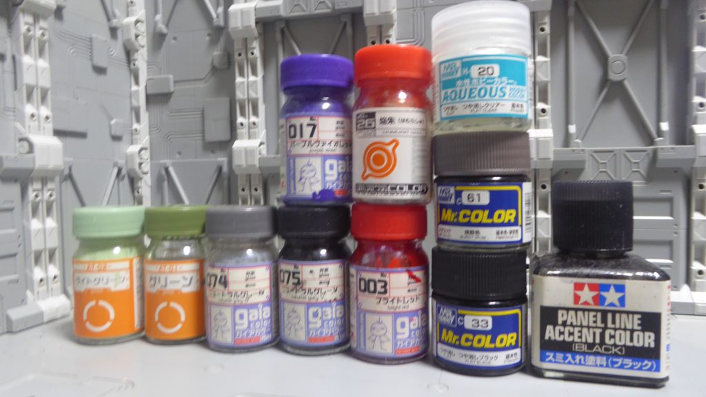 今回の塗料一覧メインに用いたグリーンは、２色ともガイアカラーのボトムズカラー。グレー２色は関節カバー部と一部の外装パーツに、赤はミサイル弾頭に、焼鉄色は射撃兵器に、つや消しブラックは外装の内側に、水性つや消しクリアーは仕上げに、それぞれ使用。ヒートホーク本体の色は画像上段にある、ガイアカラー「焔朱」と同「パープルヴァイオレット」の調色による試みです。