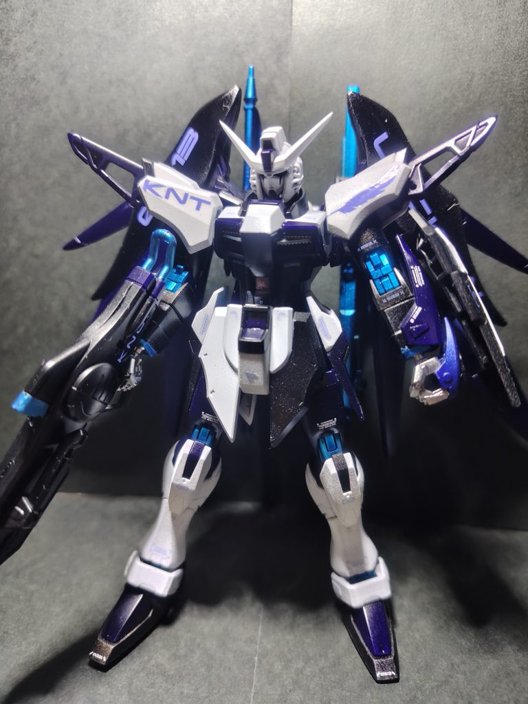 最大稼働のデスティニーをイメージし、関節はクリアブルーの光沢仕上げにしてアルティメットホワイト、アルティメットブラック、ウルトラマリンブルーで本体を塗装しました！