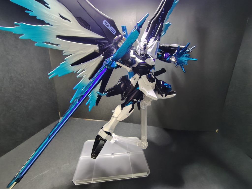 光の翼エフェクトパーツは初のグラデーション塗装に挑戦しました！ノリと勢いでやりましたが、結構良い感じに塗れました！また、かなたさんの名前やソロライブの日付をデカールで表現もしてみました！