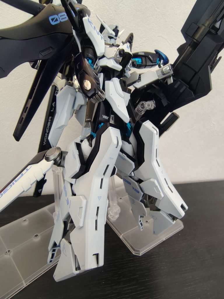 ゼウスシルエットは足、胸部のアーマーはデスティニーと同じ白と青で塗り、フレーム部分はスターブライトシルバーで塗装して、こちら側にもデカールで、かなたさんが出したアルバムや、握力など、要素を沢山出せるように拘りました！