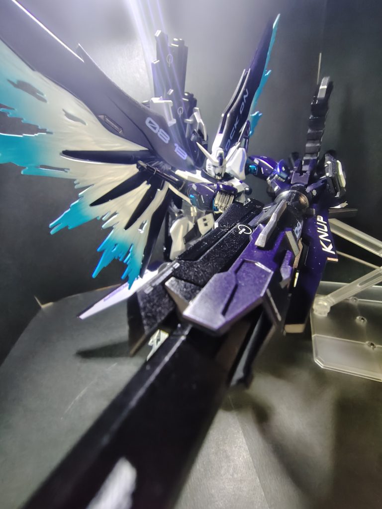 砲身も同じ黒と青、そして一部分は銀で塗って、大きすぎて見切れてますが、リニア砲部分にはかなたさんが歌った曲をデカールで貼っております！