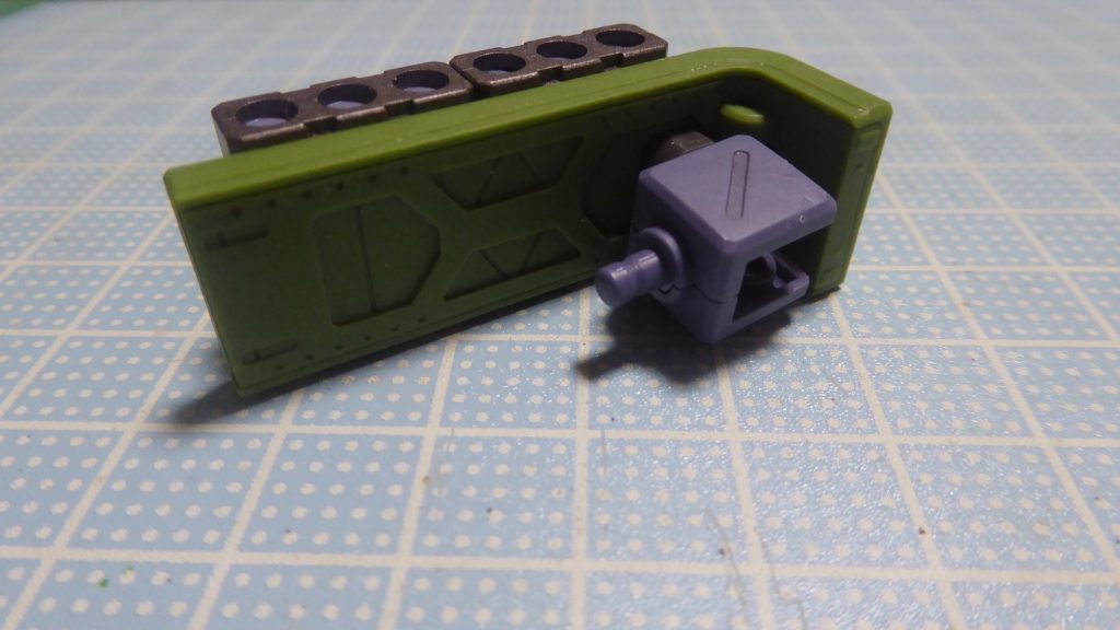 使わないスレンダー機用パーツも一応塗っています。自由に換装可かと思いきや肩関節パーツ(D2⑥)が選択式により不足し、撮影の度にバラして組み直すのも手間かかるので、コッチは成形色仕上げで汚さず止めています。当初はデニム機用とスレンダー機用の肩を両方使うプランもあったものの、旧ザクことザクⅠらしいシルエットはショルダーアーマー+盾無しが印象深く、他キットの仕様みたくスパイク増設も考えましたがオリジン版のは殴らせるより撃たせた方がきっと強い!(個人の感想です)