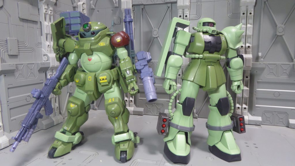 おまけ。同ボトムズカラーを使った別の過去作とライトグリーンをメインカラーにしたのもあってか、ボトムズカラーで染め上げてもザクはザクとわかるのがザクたる魅力かなって感じました。かなり久々の投稿にはなりましたが、制作期間は数日だったりします。その９割超が塗装と乾燥の時間（コンテストは最近ログインしたタイミングで開催中なのを偶然知ったのと、レギュに目を通して偶然にも対象作になるっぽいので参加させていただきます。大規模な改修等はしていませんが少しでも楽しんでいただけるなら幸いです、よろしくお願いします。