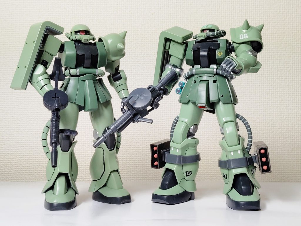 ザクⅡと並べて。現代解釈のザクⅡは、色んなバランスが上手く取れた上で太ましいマッチョデザイン、でスリムで高頭身のスタイリッシュなF2ザクとは好対照。