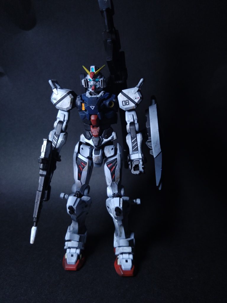 色合いは陸戦型ガンダムまんまに寄せてます。バックパックの再現は難しかったので、プラ角棒2つを差し込み、そこに武器をマウント出来るようにしてます。汚し、ディテールアップはAmazonに売ってある水性メタリックマーカーを使いました。すごく使いやすくて性能が良いです。