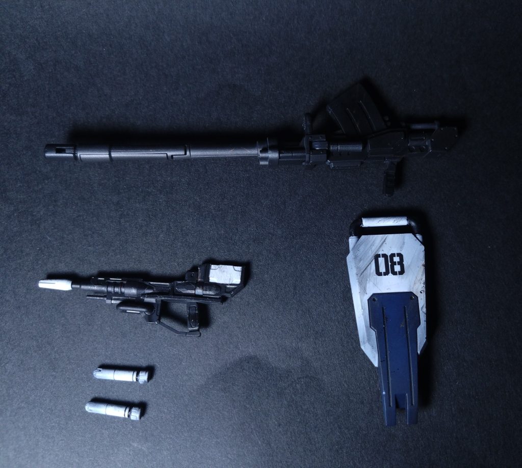 武装は180mmキャノンとビームサーベル、ビームライフル、シールドとなります。ビームサーベルはふくらはぎの穴に刺してます。
