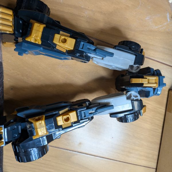 デビルガンダムの粉砕した股間節を改修してます。市販のジョイントや関節プラサポだと1/60の荷重は支え切れませんでした😭しかも規格外にデカいデビルガンダムは一撃・・・何か良い関節が無いかなと◯◯カリで探して、子供用玩具にジャンク発見。生贄はトミカのアースグランナー!!早速入手して股関節等を移植しました😊関節にロック機能が有る玩具なんで自立もし易くなりそうです👍（3枚目）