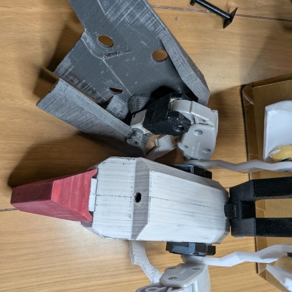 デビルガンダムの粉砕した股間節を改修してます。市販のジョイントや関節プラサポだと1/60の荷重は支え切れませんでした😭しかも規格外にデカいデビルガンダムは一撃・・・何か良い関節が無いかなと◯◯カリで探して、子供用玩具にジャンク発見。生贄はトミカのアースグランナー!!早速入手して股関節等を移植しました😊関節にロック機能が有る玩具なんで自立もし易くなりそうです👍（2枚目）