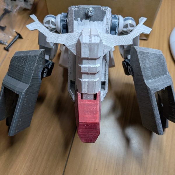デビルガンダムの粉砕した股間節を改修してます。市販のジョイントや関節プラサポだと1/60の荷重は支え切れませんでした😭しかも規格外にデカいデビルガンダムは一撃・・・何か良い関節が無いかなと◯◯カリで探して、子供用玩具にジャンク発見。生贄はトミカのアースグランナー!!早速入手して股関節等を移植しました😊関節にロック機能が有る玩具なんで自立もし易くなりそうです👍（4枚目）