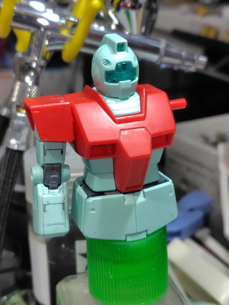 基本的には彫っていくわけですが、彫りすぎて穴あいてランナーで埋めてます…