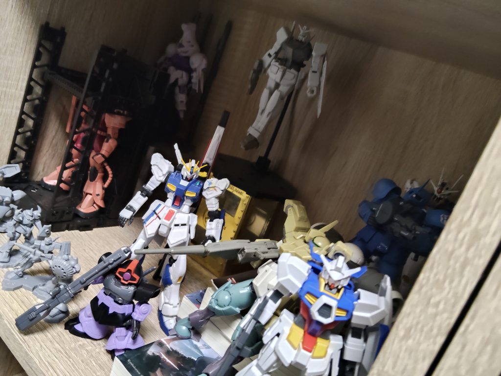 制作過程入ってしまいましたが棚が3つ埋まりました紹介してほしい物があればコメントで教えてください