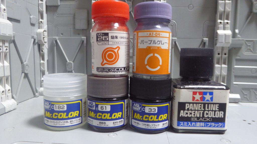 使った塗料つや消しクリアー&つや消しブラック&スミ入れ塗料ブラックはMS本体に、それ以外ほぼ武器に。脚部の両側にあるバーニア部と追加装甲の断面には、焼鉄色も使用。ガイアカラーの焔朱は赤熱表現に、同パープルグレーはバズーカ弾頭に。