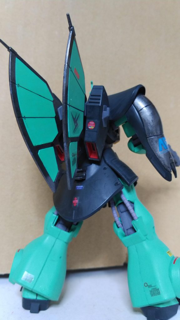 背部のスタビライザー？もダイナミックに再現。これは何の為のパーツなのか？謎が多い機体です。劇場版での新規作画が素晴らしく、それまでは眼中に無かったディジェですが、立体化されると中々愛嬌がありますね。量産向きではなさそうな機体も、専用機っぽいです。