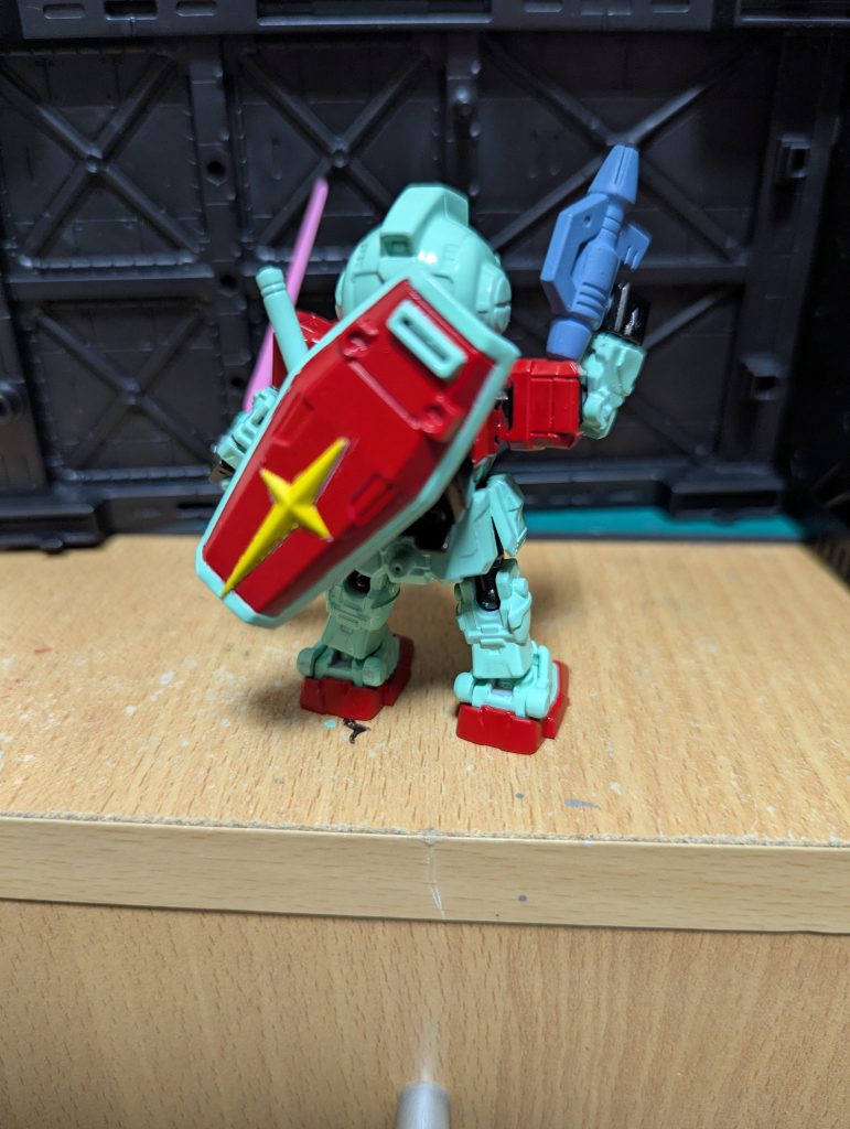 元がG3なので背中にシールドを背負えます。ジムを作ろうにあたって頭をどうしようか悩みましたが丁度よいパーツが見つかり良かったです。モビリティジョイント　ジムでした