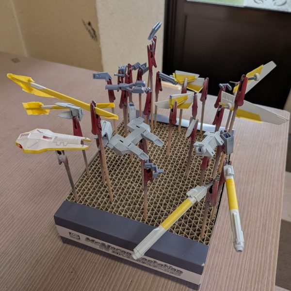 ヤ◯オクに、I.W.S.Pのランナーだけ出品されていたので、迷わず落札。ネットの組立図みながら作りました。旧HGだから塗り分けがキツイです。マステ使って、塗り分けてます。初めて使った水性ホビーカラーのエンジングレーが、イイ感じ。HGCEストライクガンダムに着けてみたいです。&nbsp;（2枚目）