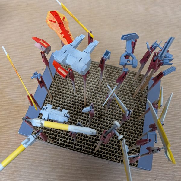 ヤ◯オクに、I.W.S.Pのランナーだけ出品されていたので、迷わず落札。ネットの組立図みながら作りました。旧HGだから塗り分けがキツイです。マステ使って、塗り分けてます。初めて使った水性ホビーカラーのエンジングレーが、イイ感じ。HGCEストライクガンダムに着けてみたいです。&nbsp;（3枚目）