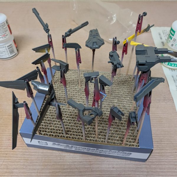 ヤ◯オクに、I.W.S.Pのランナーだけ出品されていたので、迷わず落札。ネットの組立図みながら作りました。旧HGだから塗り分けがキツイです。マステ使って、塗り分けてます。初めて使った水性ホビーカラーのエンジングレーが、イイ感じ。HGCEストライクガンダムに着けてみたいです。&nbsp;（4枚目）