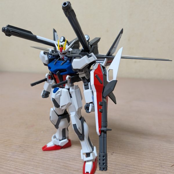 9割方、出来上がりました。シールドの接続がHGCEと合わないので変更。マステの塗り分けは粗いにせよ何とかなりました。後はつや消しトップコートしたら終わり！（2枚目）