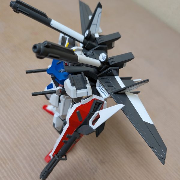 9割方、出来上がりました。シールドの接続がHGCEと合わないので変更。マステの塗り分けは粗いにせよ何とかなりました。後はつや消しトップコートしたら終わり！（4枚目）