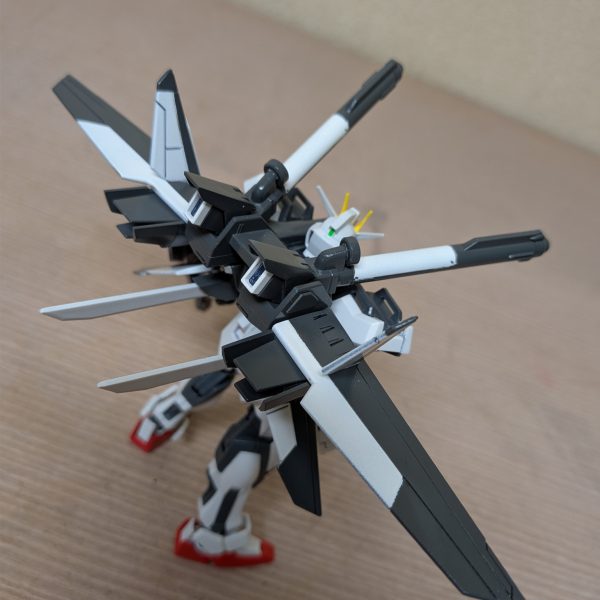 9割方、出来上がりました。シールドの接続がHGCEと合わないので変更。マステの塗り分けは粗いにせよ何とかなりました。後はつや消しトップコートしたら終わり！（5枚目）