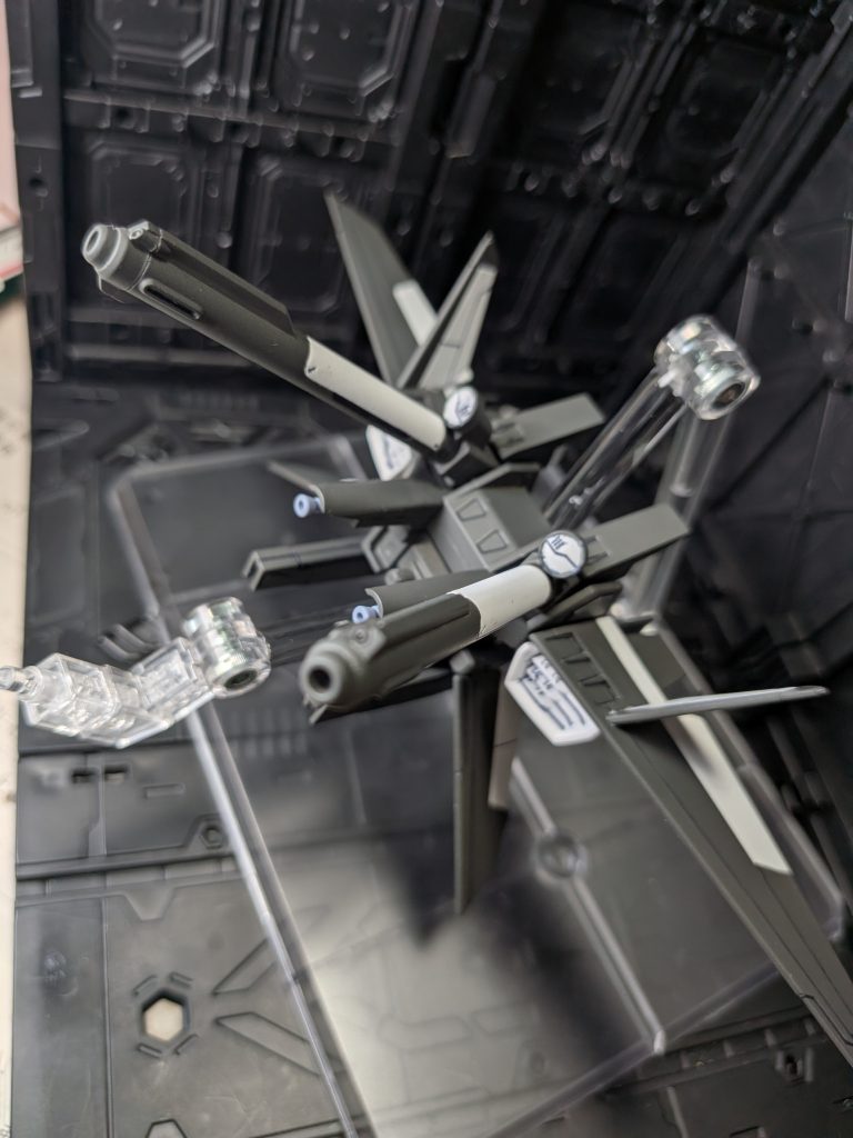 ちょっと古めのHGなので、マステを使って塗装しました。水性ホビーカラーのエンジングレーがメッチャいい色で好きです。