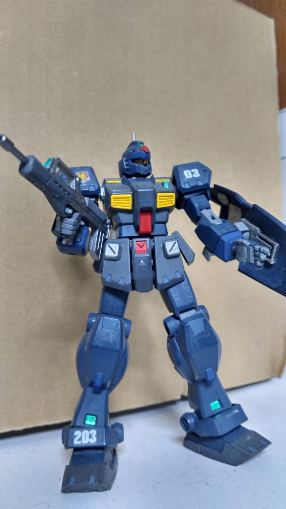 無改造、筆塗り塗装のみ。下半身のボリュームが特徴的。ガンダム系の証？ふくらはぎのデカさがかなり強調されてますね。ティターンズカラーは、悪の魅力と言う言葉がピッタリのカラーリング。一時期惚れ抜いて、ジム系を何でもこの色に塗ってました。(⁠≧⁠▽⁠≦⁠)