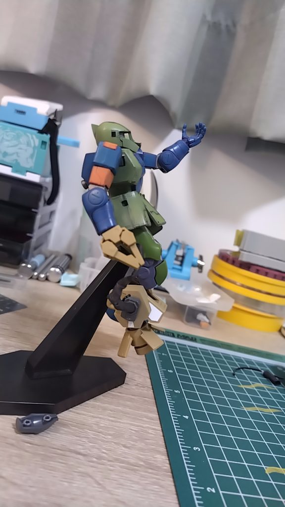 コンテストを参加する為に、主役の旧ザクを30MMのパーツを使って改造しました。AMBACシステムを維持する応急処置と、失われた脚部を交代する役みたいな感じで、バーニアしかいない足を作ってしました。